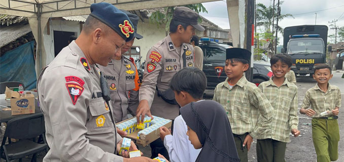 Polres Lumajang Bagikan Snack untuk Pelajar Terdampak Erupsi Semeru