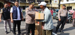 HUT Reserse ke-78, Polres Tanjung Perak Bagikan Ratusan Sembako ke Tukang Becak