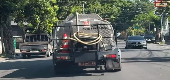 Truk Tangki DPU Semarang Serempet Bentor, Pengemudi Diskors dan Viral di Media Sosial
