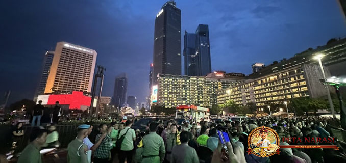 Hujan Tak Surutkan Antusiasme Warga di Bundaran HI Sambut Tahun Baru 2026